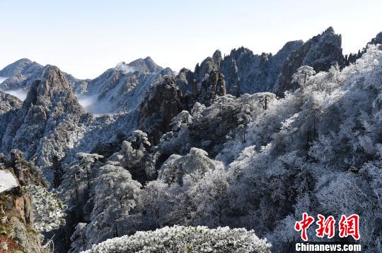 24日,黃山雪后放晴,游人如織。日出、云海、雪淞三景合一。 鄧根寶 攝