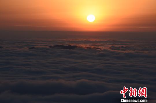 24日,黃山雪后放晴,游人如織。日出、云海、雪淞三景合一。 鄧根寶 攝