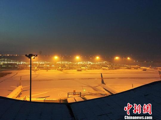 11月28日,烏魯木齊國際機場遭凍霧侵襲致航班延誤或取消。 朱柏霖 攝