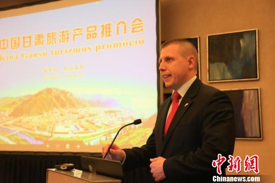 11月28日,甘肅旅游宣傳推廣團在匈牙利首都布達佩斯舉辦甘肅旅游推介會。圖為匈牙利國家旅游局國際司司長奧利爾·福多致辭。 殷春永 攝