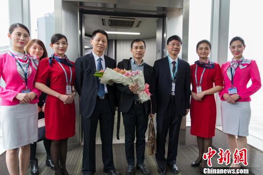 圖為今年進出杭州蕭山國際機場的第3000萬名旅客!∽T申捷 攝