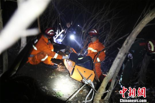 驢友登山跌落斷崖致腳踝骨折湖北消防深夜救援