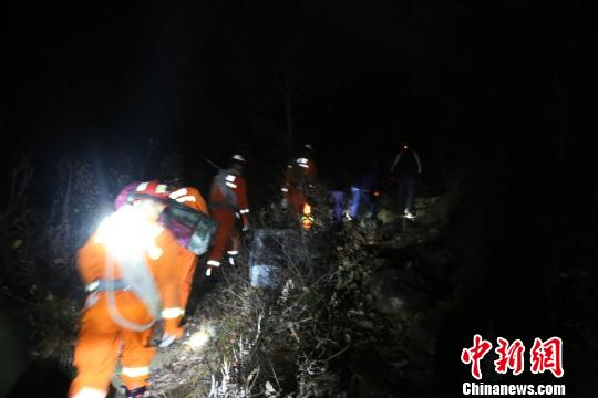 消防官兵深夜徒步救援 張光輝 攝