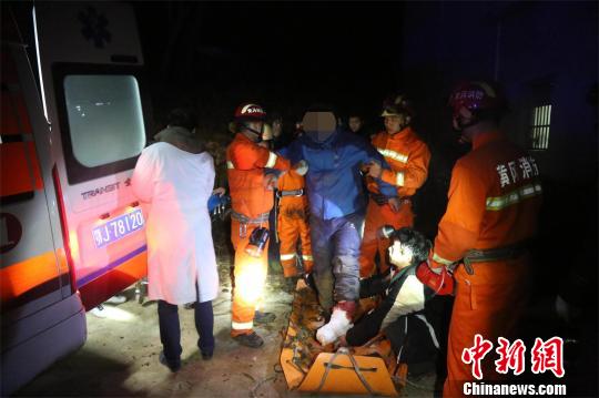 受傷驢友被營救下山 張光輝 攝