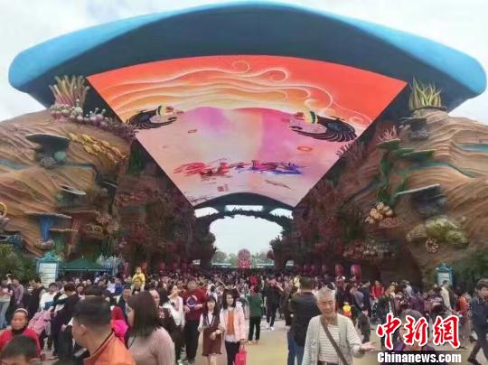 廣東長隆景區(qū)單日迎客超30萬創(chuàng)新高