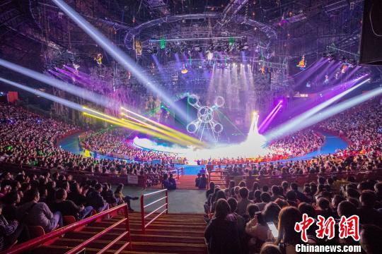 廣東長隆集團31日公布,旗下在廣州、珠海兩大旅游度假區(qū)年初三共接待游客超30萬人次,單日入園游客創(chuàng)下歷史新高。 王華 攝
