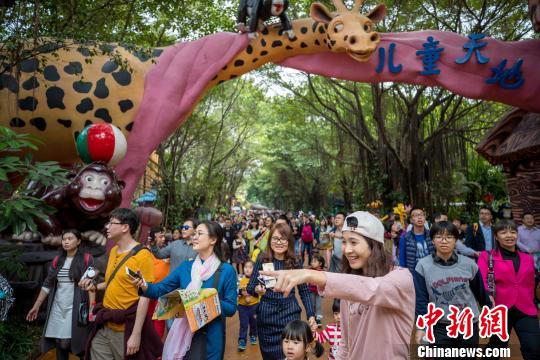 廣東長隆集團31日公布,旗下在廣州、珠海兩大旅游度假區(qū)年初三共接待游客超30萬人次,單日入園游客創(chuàng)下歷史新高。 王華 攝