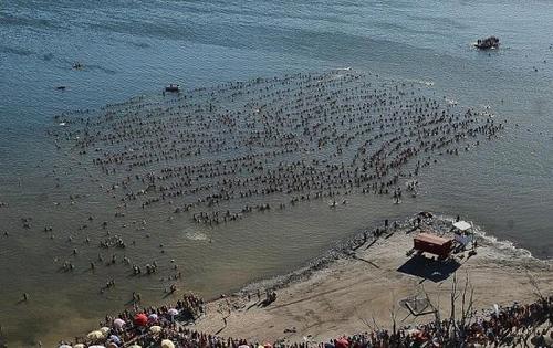 阿根廷近2000人湖上集體漂浮刷新世界紀錄(圖)