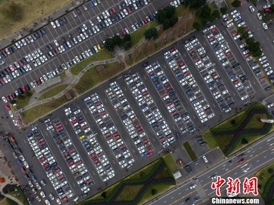 嘉定坊停車場很壯觀。　劉忠俊 攝