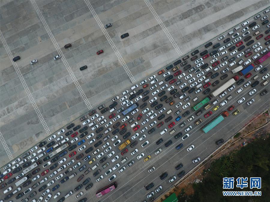 航拍長假最后一天廣西返程車流 高速呈現“兩重天”