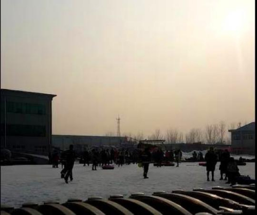 三昌滑雪場的坍塌現場。現場游客拍攝