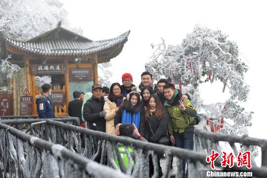 游人與天門山春雪霧凇“同框”。 董兵 攝