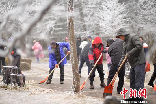 景區工作人員不間斷地在游道除冰,保障游客游覽安全。 董兵 攝