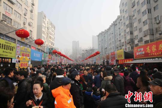 七百余年歷史的青島蘿卜?元宵?糖球會人山人海!“驳 攝