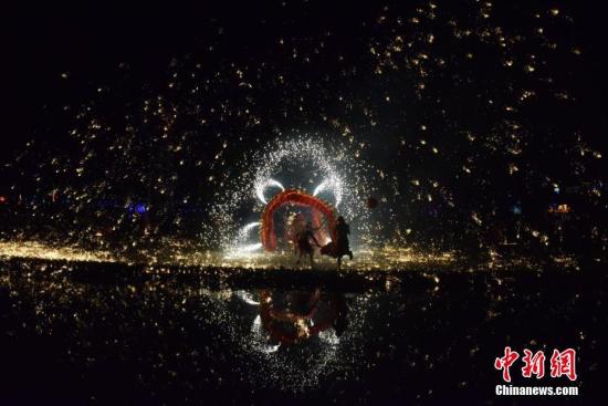 資料圖 “火龍鋼花”源自重慶銅梁,有“中華第一龍”的美譽。馬芙蓉 攝