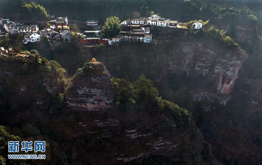 險!建在500米懸崖峭壁上的村莊