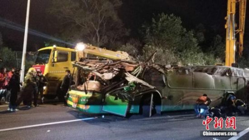 發生事故的游覽車被拉正。 <a target='_blank' _fcksavedurl='http://www.chinanews.com/'></table>中新社</a>記者 陳林 攝