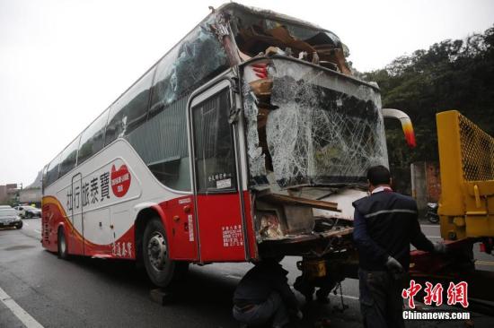 3月6日,臺灣一輛載有大陸旅游團的游覽車在新北市萬里區撞到民宅。據臺灣新北市消防局通報,車上23名大陸乘客和1名臺灣導游均平安,但駕駛員失去生命跡象。圖為游覽車被拖出事發點。<a target='_blank' _fcksavedurl='http://www.chinanews.com/'></table>中新社</a>記者 陳小愿 攝