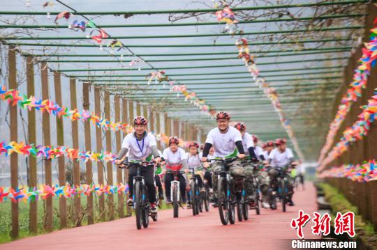 中國?桐廬休閑鄉村旅游季中的騎行活動。 桐宣 供圖 攝