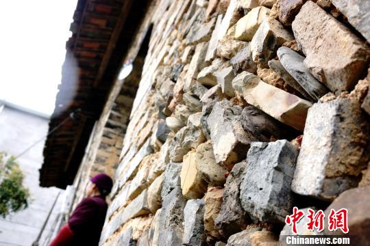 石頭屋四面墻壁均由石塊筑成,牢固異常,至今仍有人居住。3月29日拍攝。 王昊陽 攝