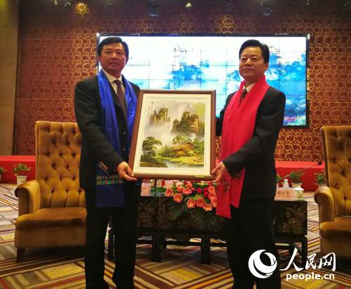 張家界市委書記虢正貴給泰國春武里府省長威塔雅贈送張家界禮品