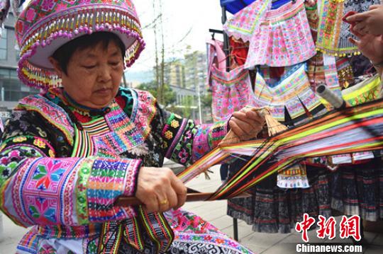 清明小長假四川興文苗族花山節“土”文化醉游客