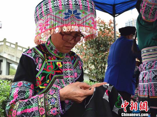現場在刺繡。 王哲 攝