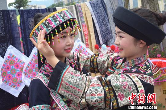 兩個苗族姑娘(咪猜)正在化妝準備參加最美咪猜比賽。 王哲 攝