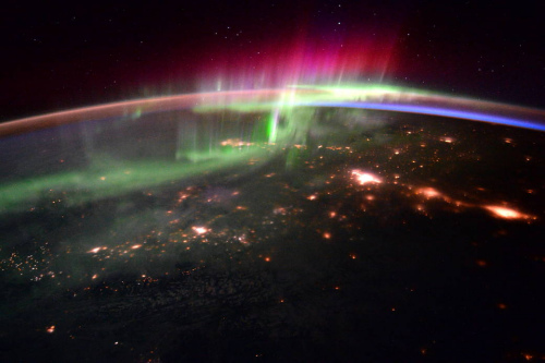 太平洋西北部在極光籠罩之下。(圖片來源:ESA/NASA)