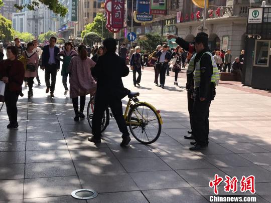 上海黃浦公布共享單車禁限區(qū)域新規(guī)首日改觀不明顯