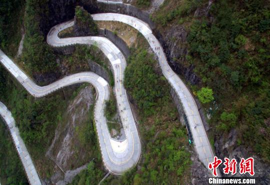 運動員穿行于“通天大道”盤山公路。