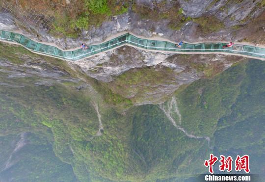 運動員跑過天門山玻璃棧道。
