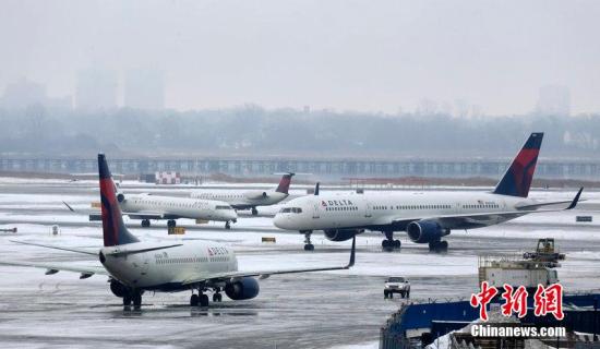 當地時間2014年1月5日,紐約,美國肯尼迪國際機場內一架達美航空飛機在降落時滑出跑道,事故沒有造成人員傷亡。據悉,紐約肯尼迪機場被迫關閉。圖片來源:CFP視覺中國