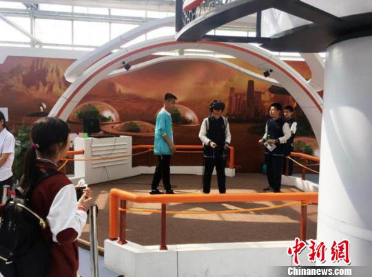 圖為中小學(xué)生五一期間來(lái)到“太空家園館觀展”。 肖欣 攝