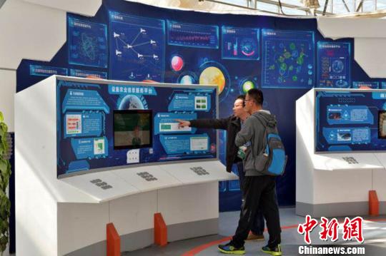 圖為中小學(xué)生五一期間來(lái)到“太空家園館觀展”。 肖欣 攝