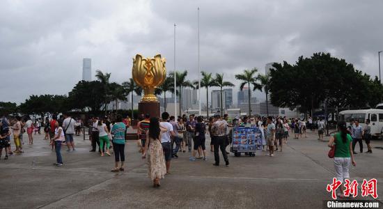 資料圖:香港金紫荊廣場,游客結隊出行。<a target='_blank' _fcksavedurl='http://www.chinanews.com/'></table>中新社</a>發 趙建華 攝