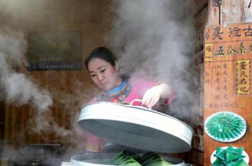 龔灘古鎮(zhèn)街邊美食。