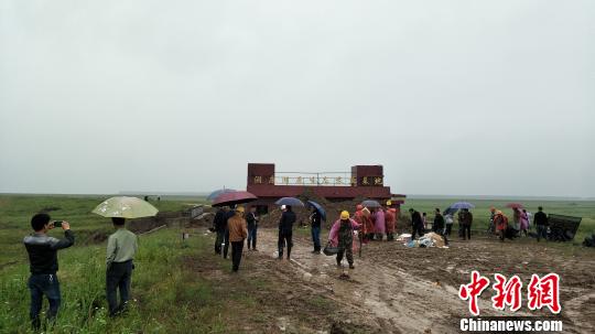 位于長堤上的節制閘 徐志雄 攝