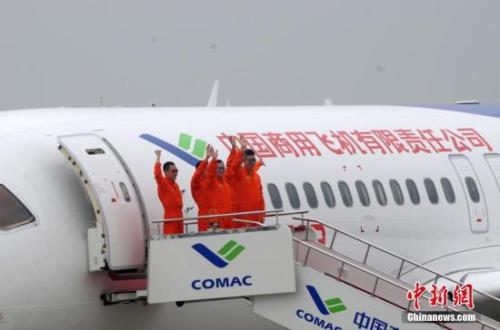 2017年5月5日,中國首款國際主流水準的干線客機C919在上海浦東國際機場成功首飛。圖為C919機組人員出艙。 <a target='_blank' _fcksavedurl='http://www.chinanews.com/'></table>中新社</a>記者 孫自法 攝