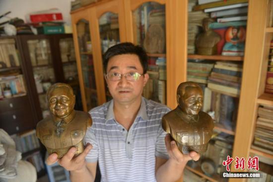 資料圖:鄧小平故里四川廣安持續紅色旅游熱,當地收藏家展示他收藏的鄧小平雕像。張浪 攝