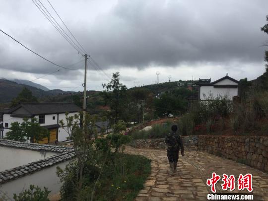 圖為村內(nèi)鋪設的青石板路。 張丹 攝