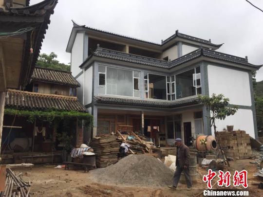 圖為楊英家正在建設的新房。 張丹 攝