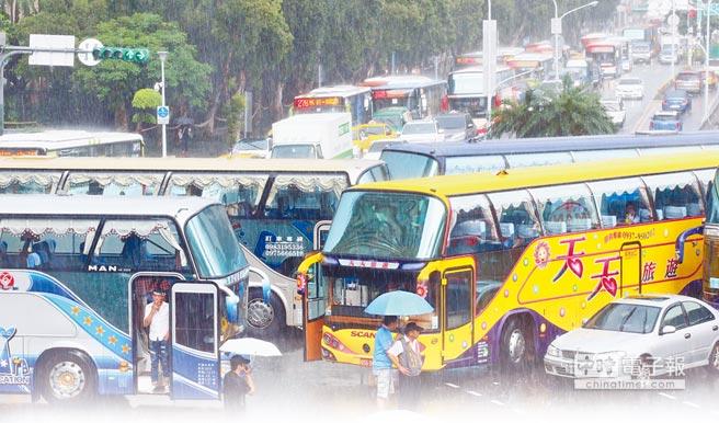 觀光業慘淡 臺上百輛游覽車“包圍”交通部門
