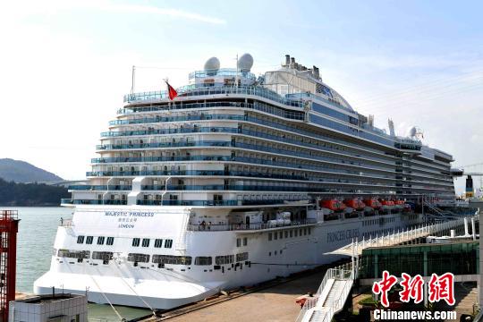 擁有近1800間房間的巨型郵輪。 王東明 攝