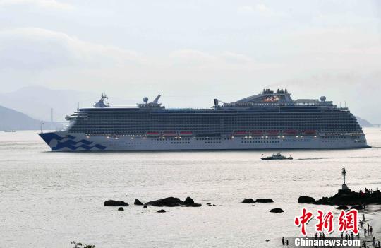 行駛在海上的郵輪宛如可移動的海上宮殿。 王東明 攝
