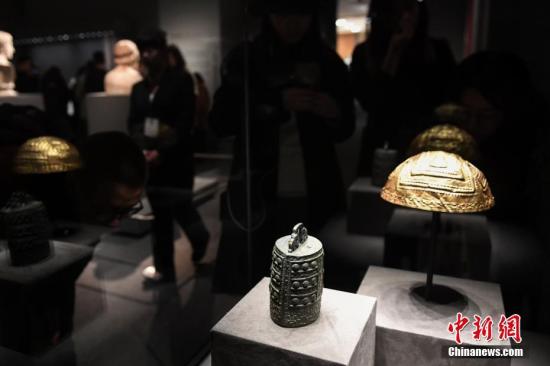 3月3日,國家博物館大英展中展出的中國商周時期的镈。據悉,即日起至5月31日,大英博物館百件文物在北京國家博物館進行展出。這場“大英展”從大英博物館800多萬件藏品中精選出100件(組)展品,并依慣例由展出地特設101號展品。這其中有9件來自中國:包括良渚文化的玉琮,西周早期的康侯簋,商周時期的镈,東漢青瓷六博俑,唐代劉庭訓墓的三彩文官俑,元代的青花瓷盤和龍首雙耳瓶,中國產的太陽能燈具與充電器及101號由國博收藏的“入世槌”。而這也是除“入世槌”外的其余8件文物首度回國“省親”。<a target='_blank' _fcksavedurl='http://www.chinanews.com/'></table>中新社</a>記者 崔楠 攝