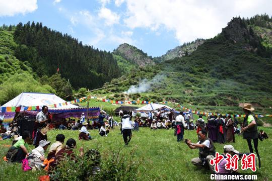 探訪甘肅迭部原生態(tài)“浪山節(jié)”:與游客同吃同玩