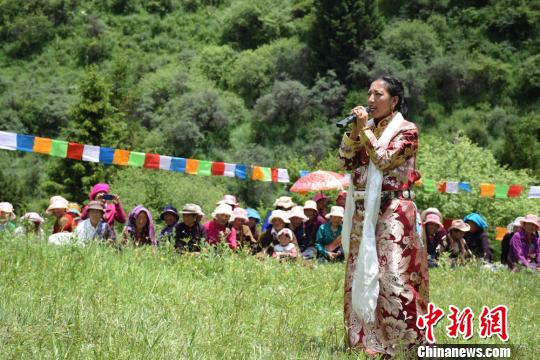 圖為藏鄉(xiāng)女孩演唱民歌。 南如卓瑪 攝