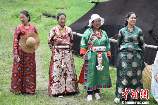 圖為藏鄉(xiāng)婦女在聊天、曬太陽。 南如卓瑪 攝