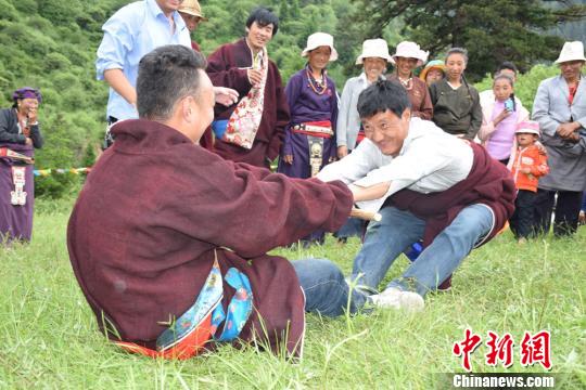 圖為浪山節(jié)上男人競技。 南如卓瑪 攝
